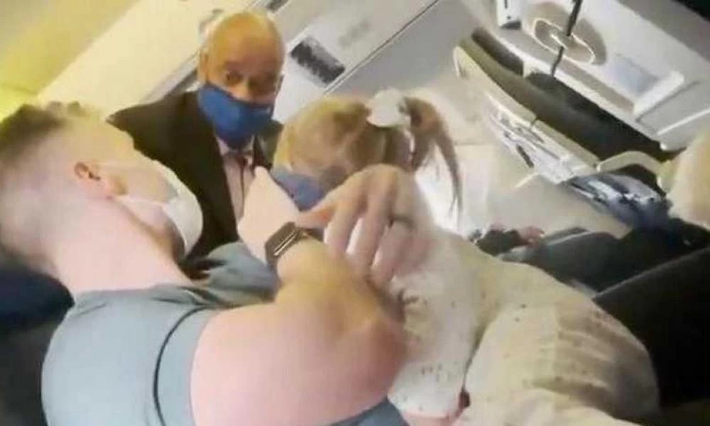 Κατέβασαν οικογένεια από αεροπλάνο επειδή η 2χρονη κόρη δεν ήθελε να φορέσει μάσκα!